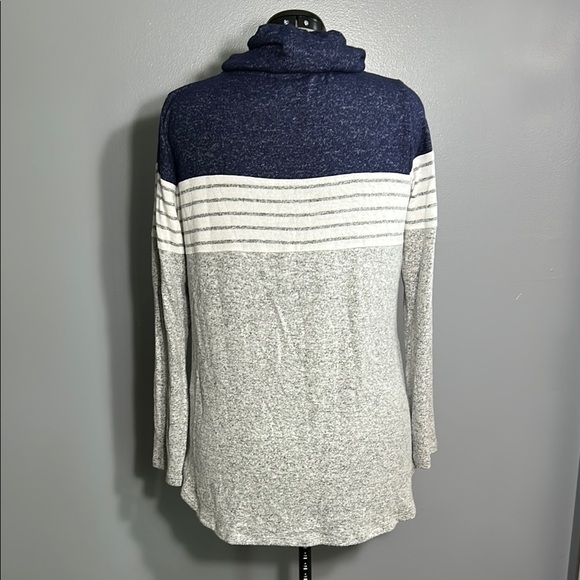 Market & Spruce Heathered Blue Top - Picture 4 of 4